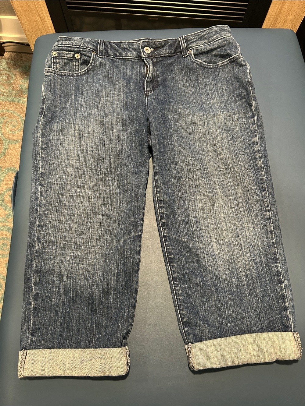 Liz & Co Classic Women's Blue Denim Cuffed Crop Capris